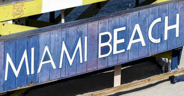 Miami beach znamení na chatě plavčík — Stock fotografie