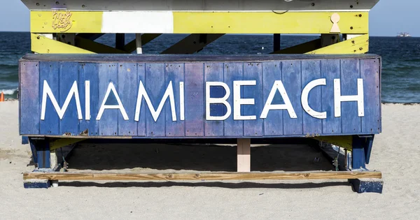 Miami beach znamení na chatě plavčík — Stock fotografie