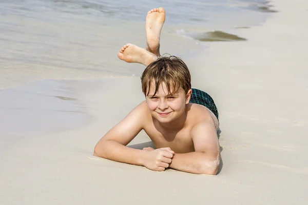 Ragazzo in spiaggia gode la spiaggia di sabbia — Foto Stock