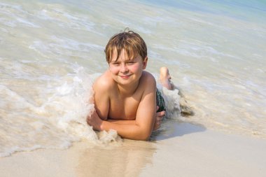 Çocuk plaj kumlu plaja sahiptir