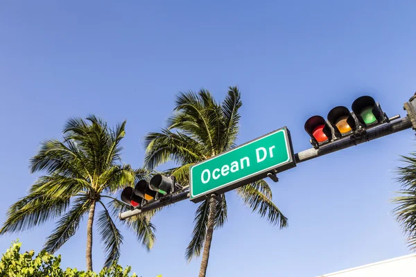 Utcanévtábla, a híres utcai ocean drive, miami south Beach — Stock Fotó