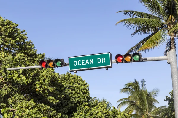 Segnale stradale della famosa strada Ocean Drive a Miami South Beach — Foto Stock