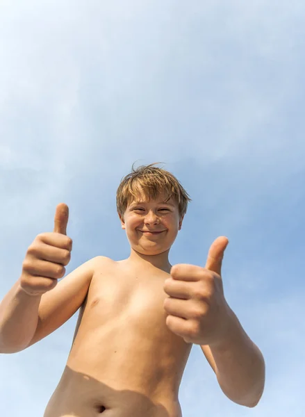 Glada leende ung pojke ger fingersign tummen upp — Stockfoto