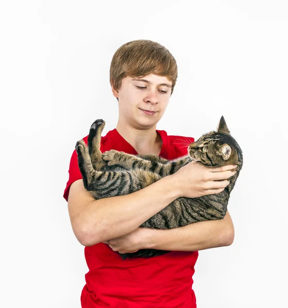 Pojke kramas med sin söta katt — Stockfoto