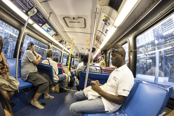 Menschen im U-Bahn-Bus in der Innenstadt am Abend — Stockfoto