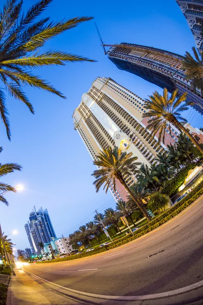 Mrakodrap na nábřeží v sunny isles beach inj večer — Stock fotografie