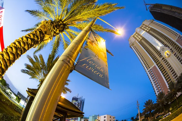 Skyscraper at seafront in Sunny Isles Beach inj the evening — Stock Photo, Image