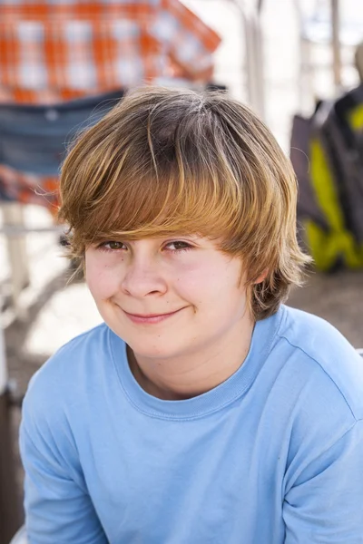 Outdoor Portret van ontspannen schattige jonge jongen — Stockfoto