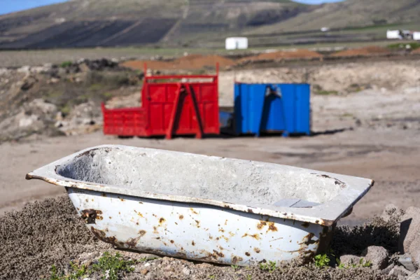 Twee containers in rood en blauw in vulkanische landschap met bad — Stockfoto