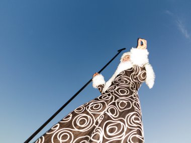 romeo ve juliet karnaval maliyet giyen insanlar stilts üzerinde gerçekleştirin