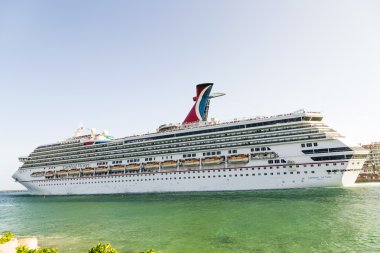 Carnival cruise line, cruise gemisi liman bırakır.