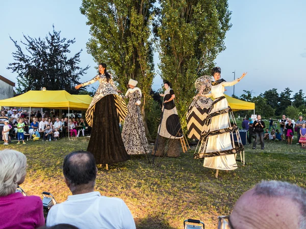 People on stilts perform Romeo and Juliet  wearing carnival cost — Stock Photo, Image