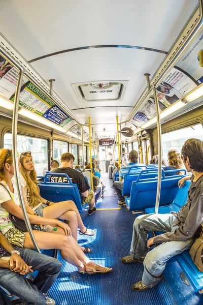 Mennesker i downtown Metro bus i Miami, USA - Stock-foto