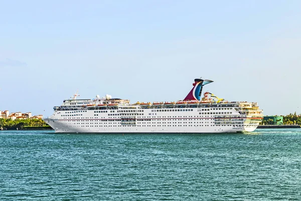 Carnival cruise-lijn, cruiseschip verlaat de haven — Stockfoto