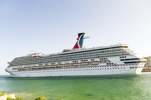 Carnival Cruise Line, cruise ship leaves the harbor — Stock Photo, Image