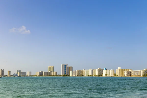 El horizonte de Miami durante el día — Foto de Stock