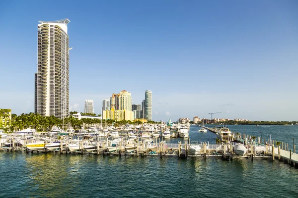 Miami praia sul marina com skyline — Fotografia de Stock