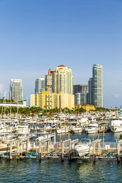 Miami sur playa marina con horizonte — Foto de Stock