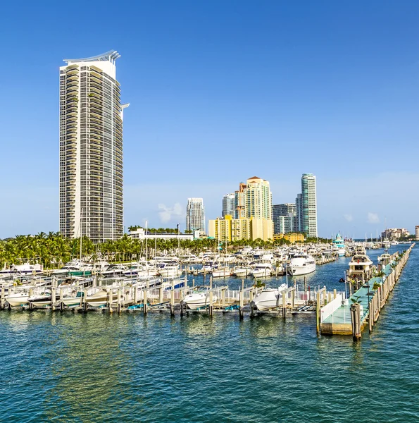 Miami praia sul marina com skyline — Fotografia de Stock