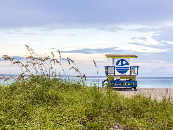 Chaty drewniane beach w stylu art deco — Zdjęcie stockowe