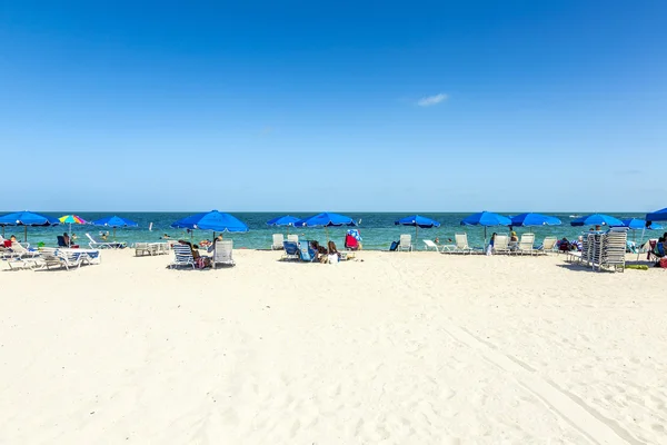 As pessoas relaxam na praia do Crandon Park — Fotografia de Stock