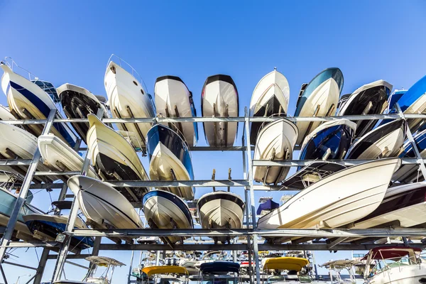 Speed-Motorboote werden in einem Garagensystem in den Prestigi geheftet — Stockfoto