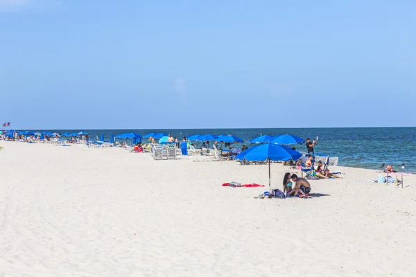 La gente si rilassa sulla spiaggia di Crandon Park — Foto Stock