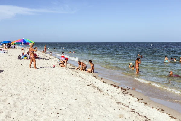 Les gens se détendent à la plage de Crandon Park — Photo