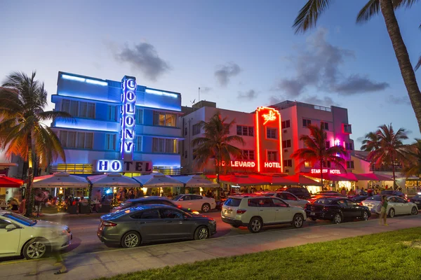 Palm trees and art deco hotels at Ocean Drive — Stock Photo, Image