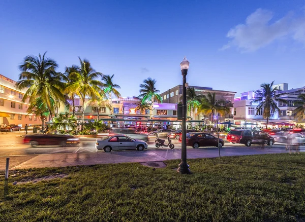 Art deco hotelů v ocean drive a palmy — Stock fotografie