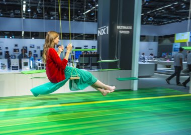 Photokina Köln ziyaretçiler için model teşkil
