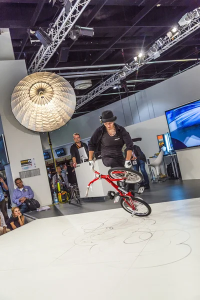 BMX world champion Takahiro Ikeda performs stunts at  Photokina — Stock Photo, Image