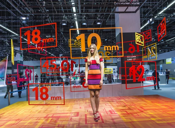 Models pose for visitors at  Photokina in Cologne — Stock Photo, Image