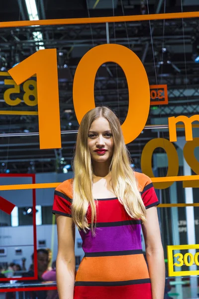 Modellen poseren voor bezoekers op photokina in Keulen — Stockfoto