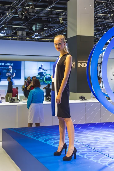 Models pose for visitors at  Photokina in Cologne — Stock Photo, Image