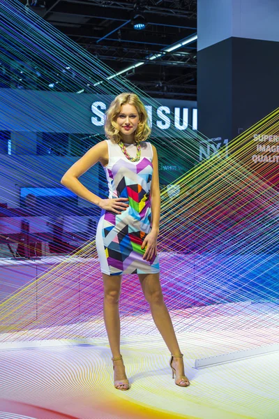 Models pose for visitors at  Photokina in Cologne — Stock Photo, Image