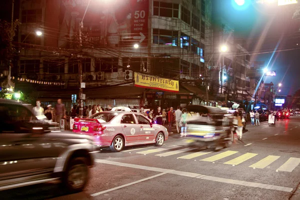 Ταξιδιώτης και ντόπιοι έχουν κόμμα στο δρόμο khao san — Φωτογραφία Αρχείου