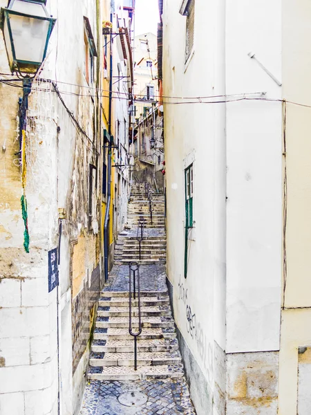 Cobble πέτρα δρόμο στην παλιά πόλη της Λισαβόνας — Φωτογραφία Αρχείου