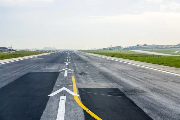 Airport runway — Stock Photo, Image