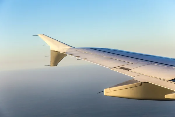 Vleugel van het vliegtuig vanuit venster — Stockfoto