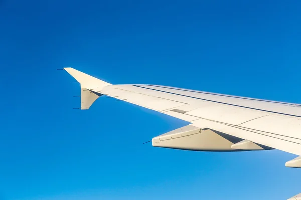 Wing of airplane from window — Stock Photo, Image