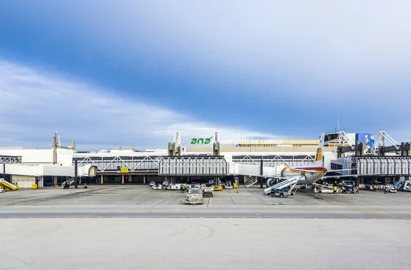 Met het oog op de terminal van de luchthaven in Lissabon, portugal — Stockfoto