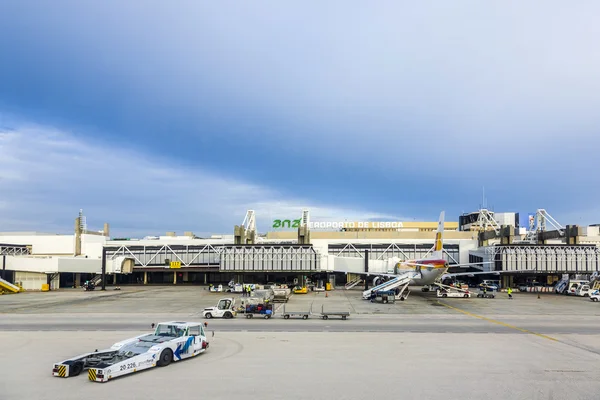 Vista para o terminal do aeroporto de Lisboa, Portugal — Fotografia de Stock