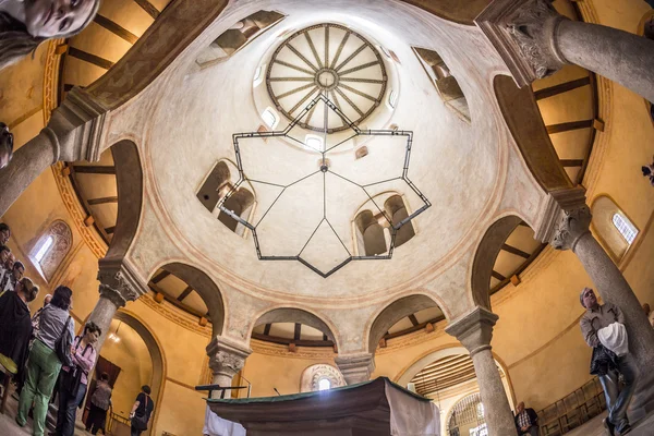 Pessoas visitam Igreja de St. Michaels em Fulda Alemanha — Fotografia de Stock