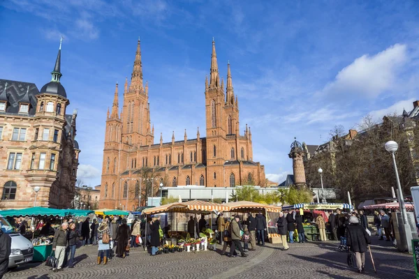 Menschen genießen den Markt auf dem zentralen Marktplatz in Wiesbaden — Stockfoto