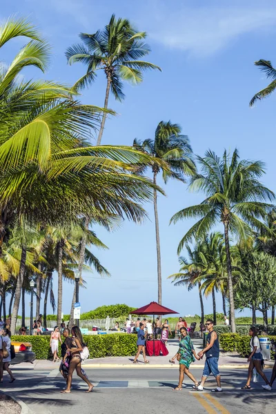 Människor promenad längs strandpromenaden vid ocean drive i south beach — Stockfoto