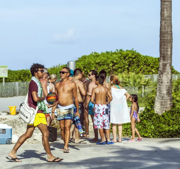 People walk along the promenade at ocean drive in South Beach — Stock Photo, Image