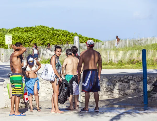 As pessoas esperam na praia de oceano unidade para um chuveiro — Fotografia de Stock