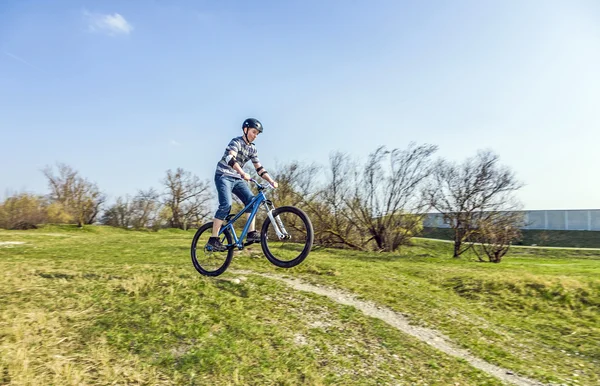 Tiener racen met zijn vuil fiets — Stockfoto