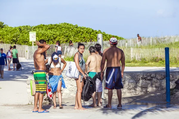Mensen wachten op het strand van ocean drive voor een douche — Stockfoto